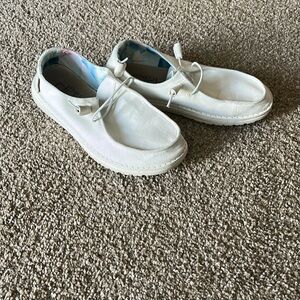 Women’s size 7 hey dudes